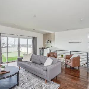 Whiskey House With Rooftop Golf, Views! 8min To Downtown! Sleeps 9! Holiday home Nashville