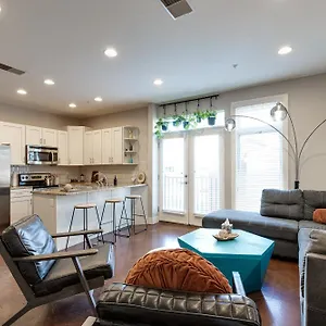 - Near Music Row- Private Balcony Apartment Nashville